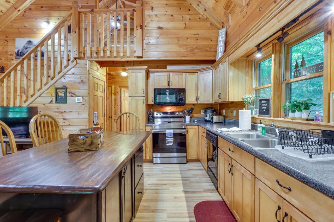 Riverfront Ellijay Cabin With Deck And Pool Access! Екстер'єр фото