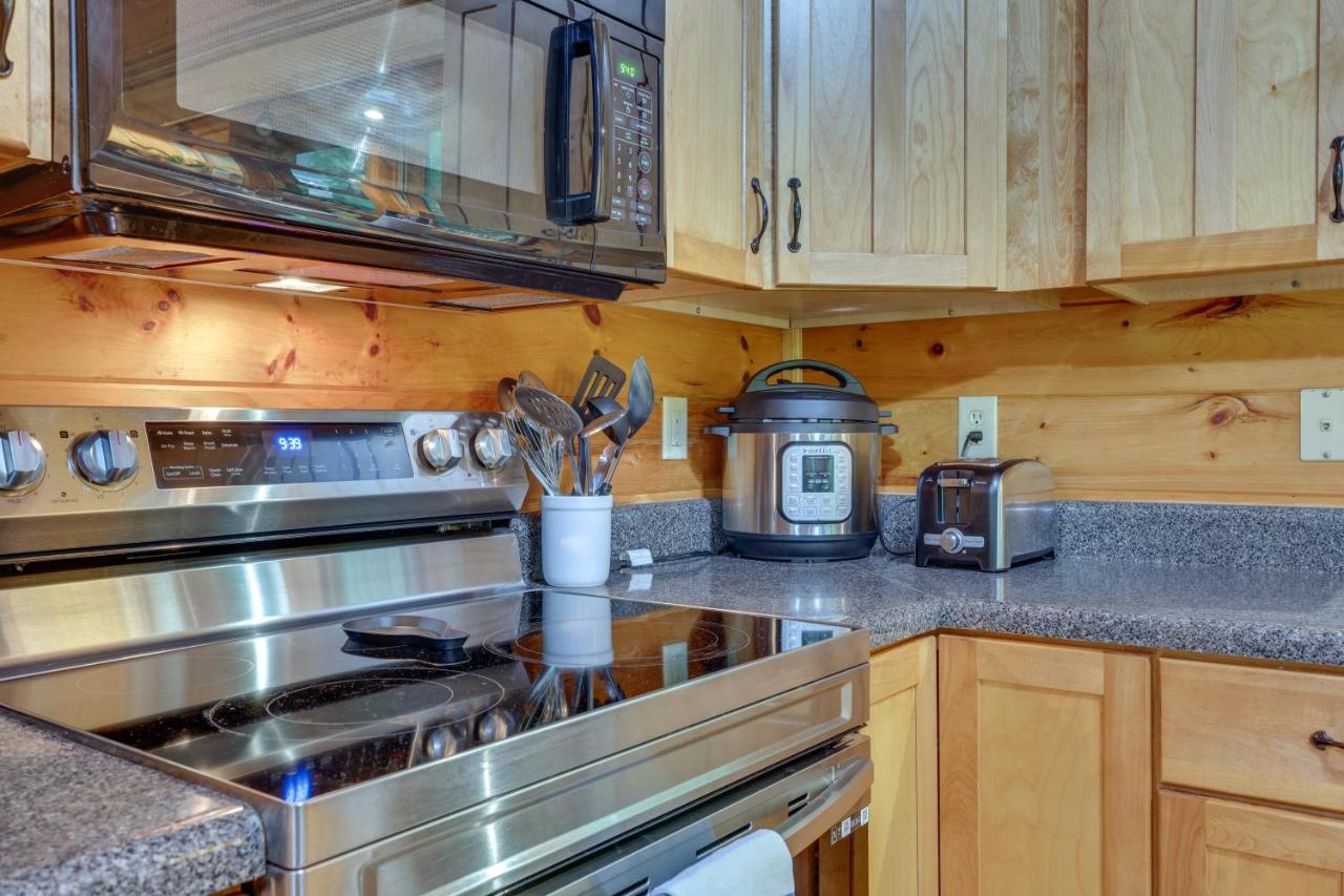 Riverfront Ellijay Cabin With Deck And Pool Access! Екстер'єр фото