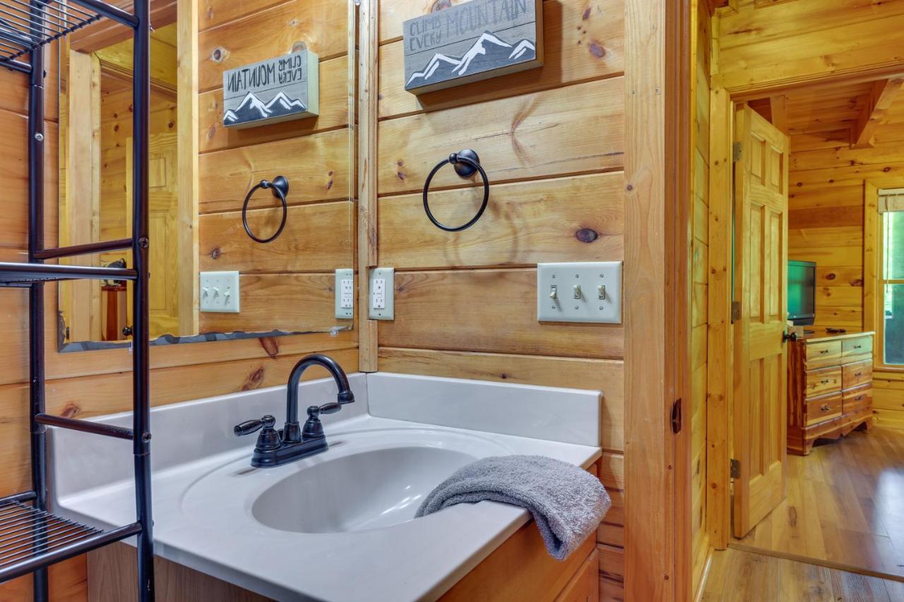 Riverfront Ellijay Cabin With Deck And Pool Access! Екстер'єр фото