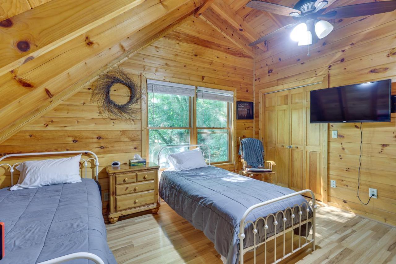 Riverfront Ellijay Cabin With Deck And Pool Access! Екстер'єр фото