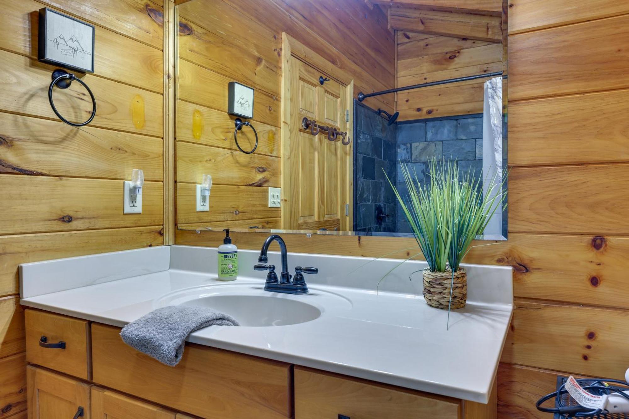 Riverfront Ellijay Cabin With Deck And Pool Access! Екстер'єр фото