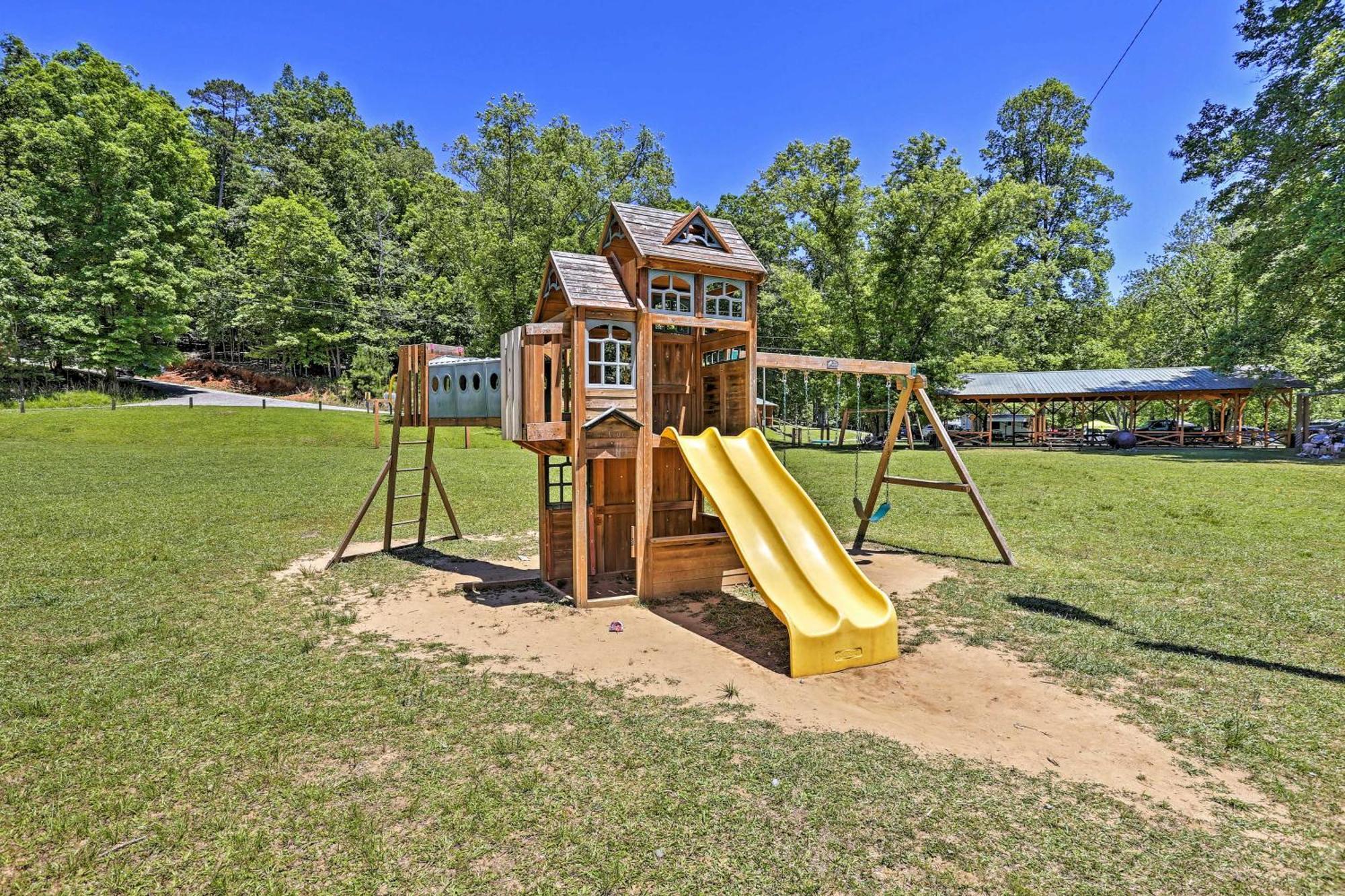 Riverfront Ellijay Cabin With Deck And Pool Access! Екстер'єр фото